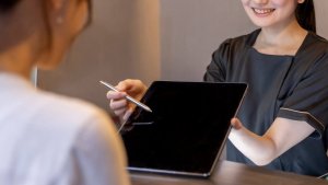 ネガティブ話題が多くても店頭接客は誠実にやるべきことをやる